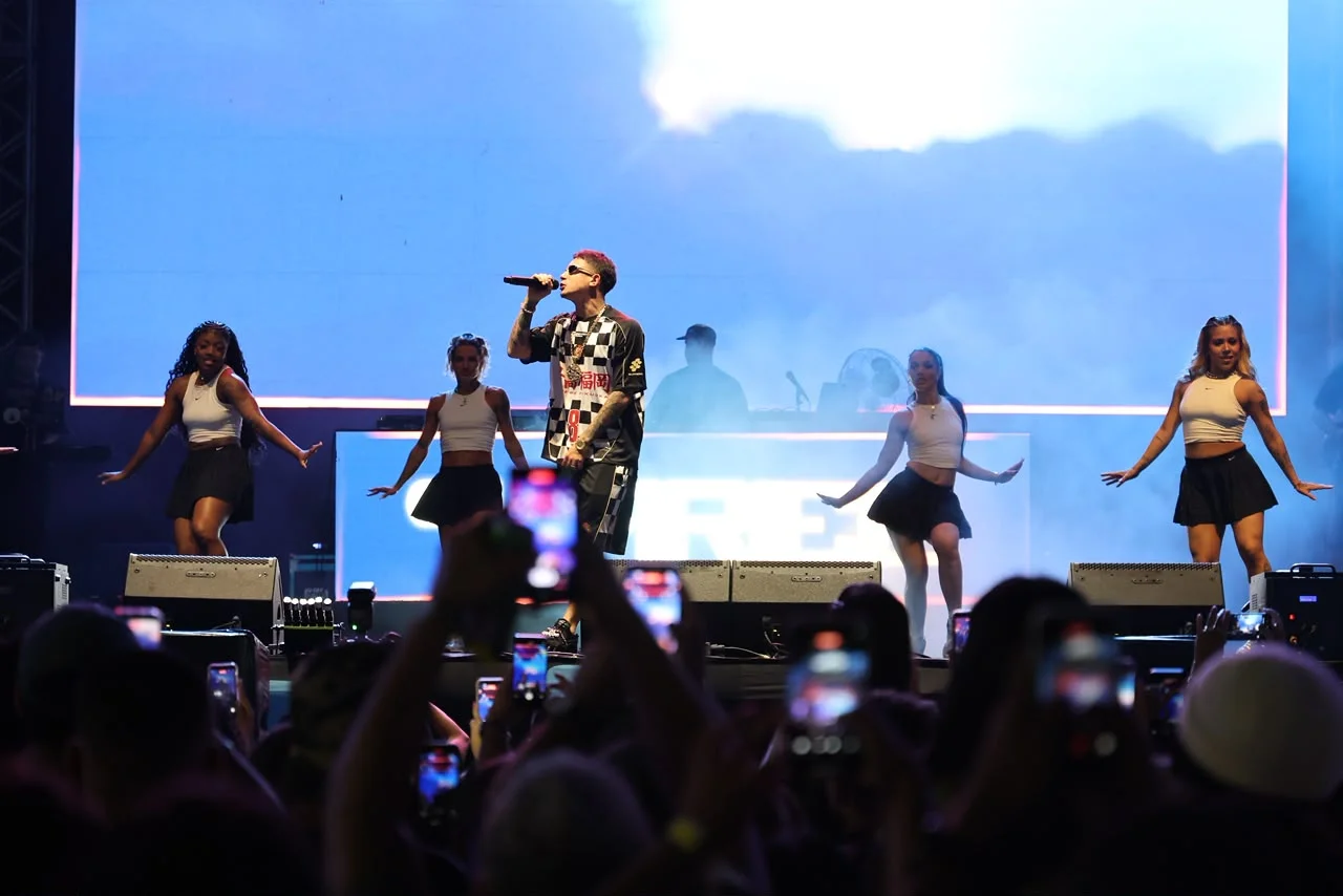 MC Hariel encerra apresentações no palco Alfândega com público cantando grandes sucessos