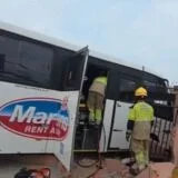 Motorista fica preso às ferragens após micro-ônibus bater em muro em Manaus