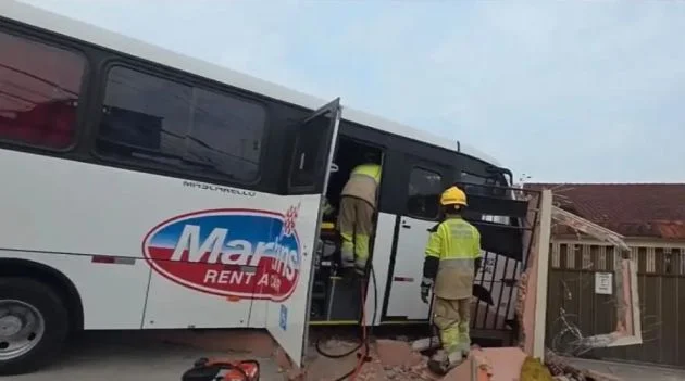 Motorista fica preso às ferragens após micro-ônibus bater em muro em Manaus
