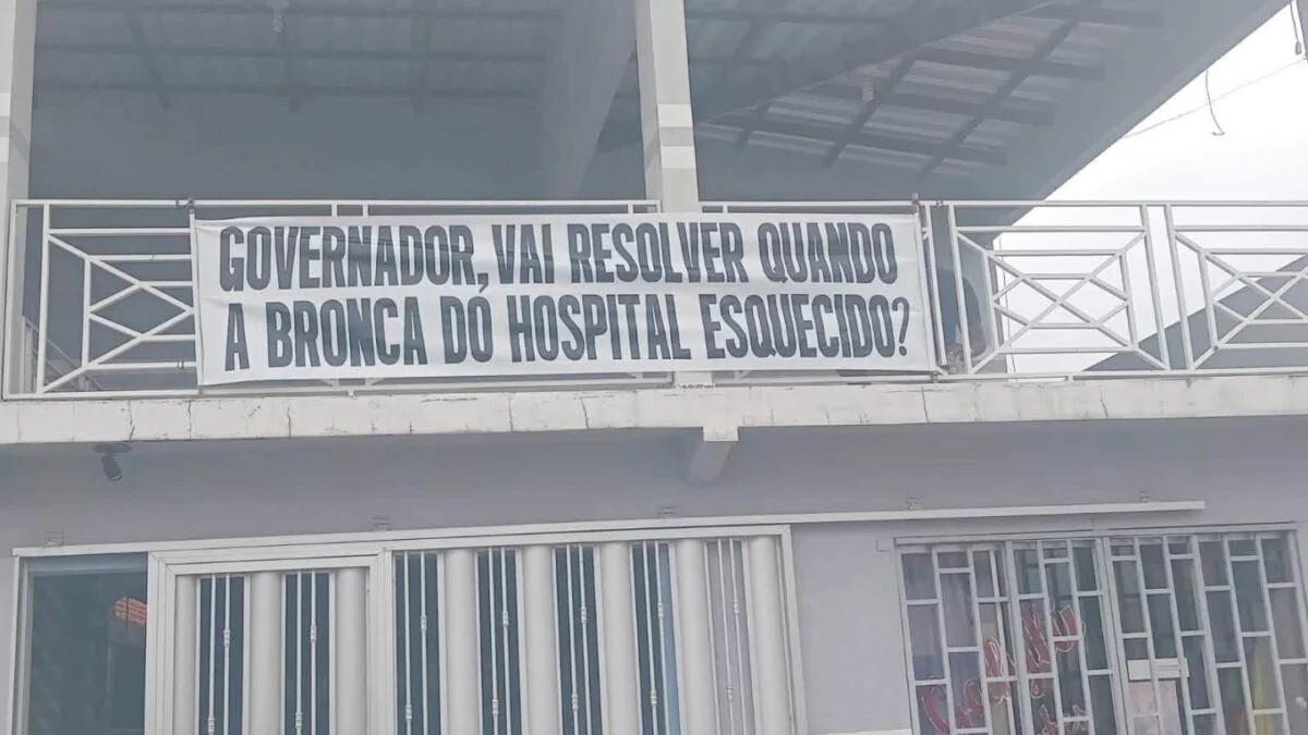 “Cadê nosso hospital?”: Roberto Cidade é recebido com faixas de cobrança e revolta popular em Nhamundá