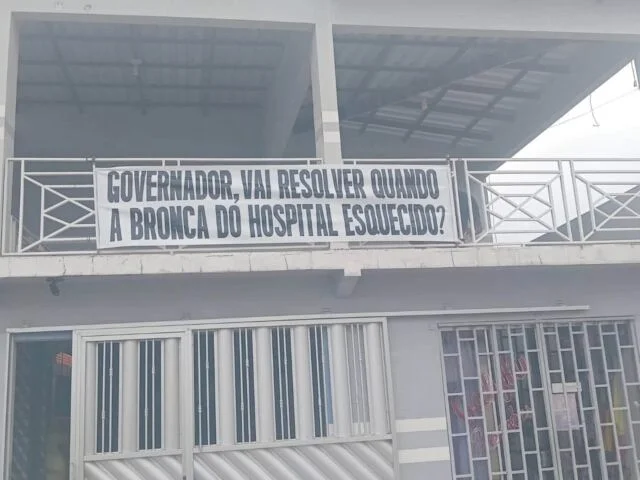 “Cadê nosso hospital?”: Roberto Cidade é recebido com faixas de cobrança e revolta popular em Nhamundá
