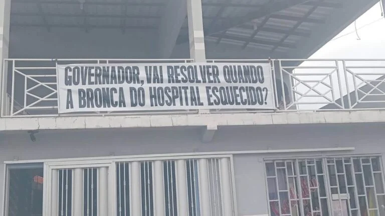 “Cadê nosso hospital?”: Roberto Cidade é recebido com faixas de cobrança e revolta popular em Nhamundá