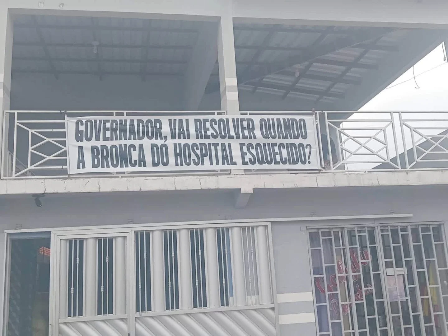 “Cadê nosso hospital?”: Roberto Cidade é recebido com faixas de cobrança e revolta popular em Nhamundá