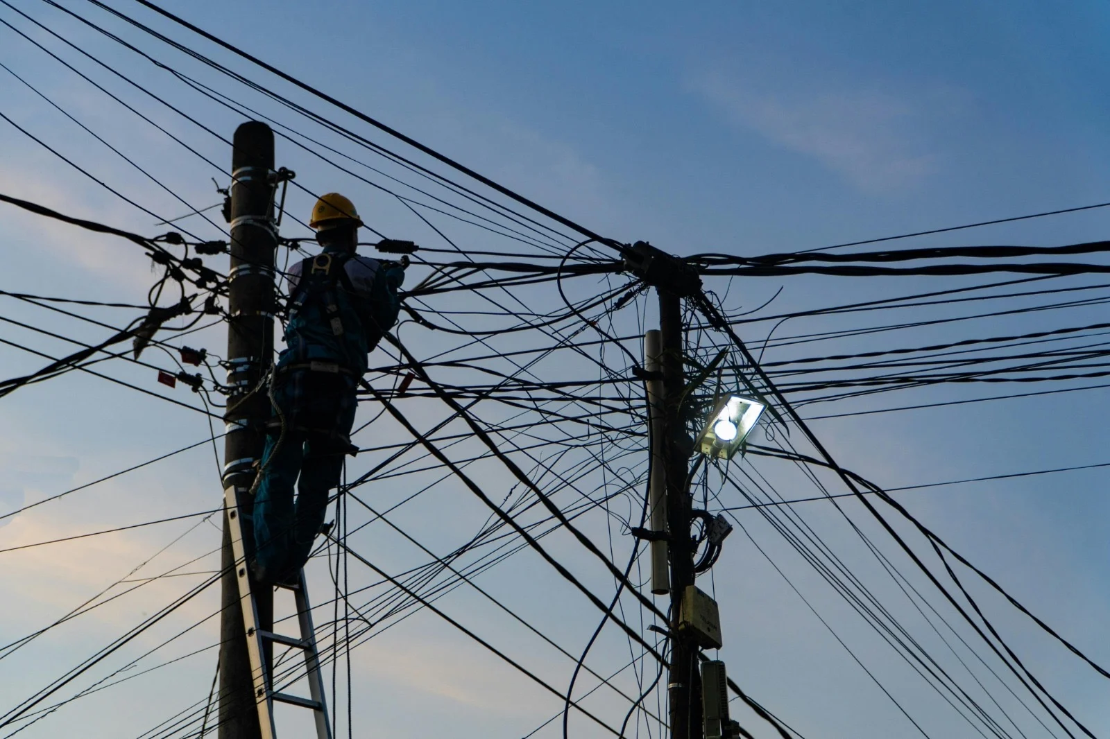 MP questiona Âmbar Energia sobre regularidade no processo de substituição da fiação pública em Manaus - Portal Remador