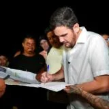 Prefeito Renato Junior assina ordem de serviço ao lado de moradores e autoriza início da reforma do Centro de Convivência do bairro Redenção