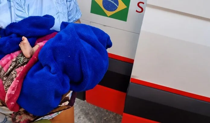 Bebê é encontrado chorando após ser abandonado na porta de residência no Novo Aleixo