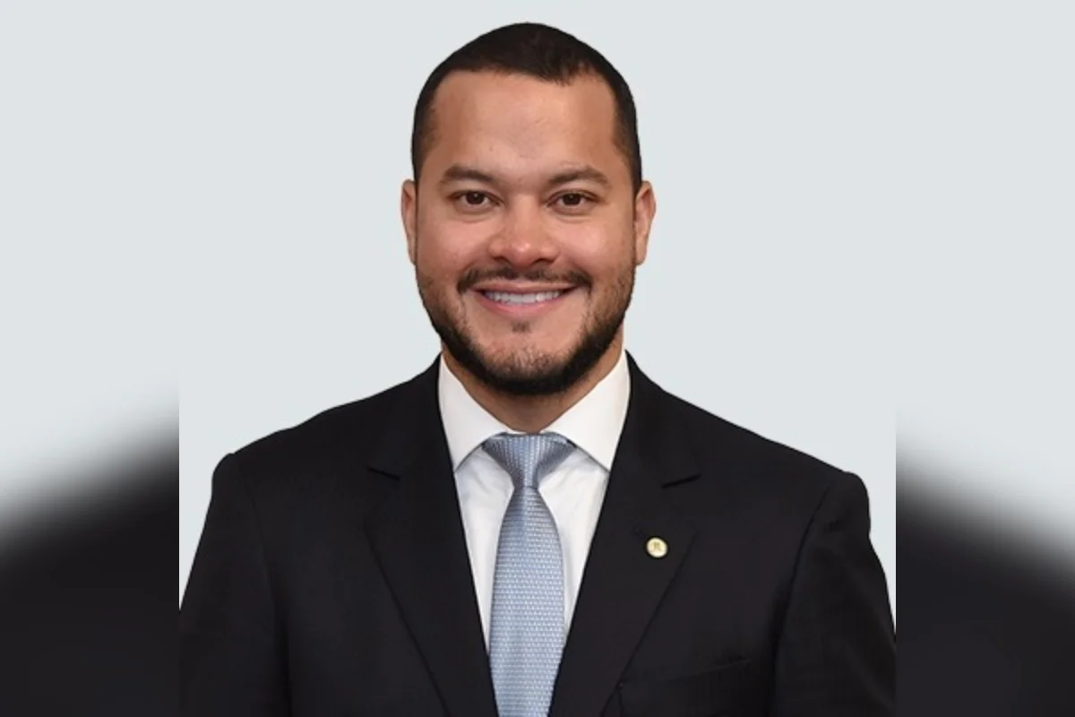 Deputado federal Adail Filho é alvo da PF por suspeita de corrupção e fraudes em Coari