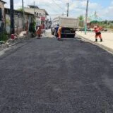 Prefeitura de Manaus aplica 40 toneladas de asfalto e recupera rua no Jorge Teixeira