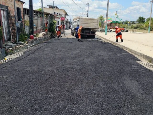 Prefeitura de Manaus aplica 40 toneladas de asfalto e recupera rua no Jorge Teixeira