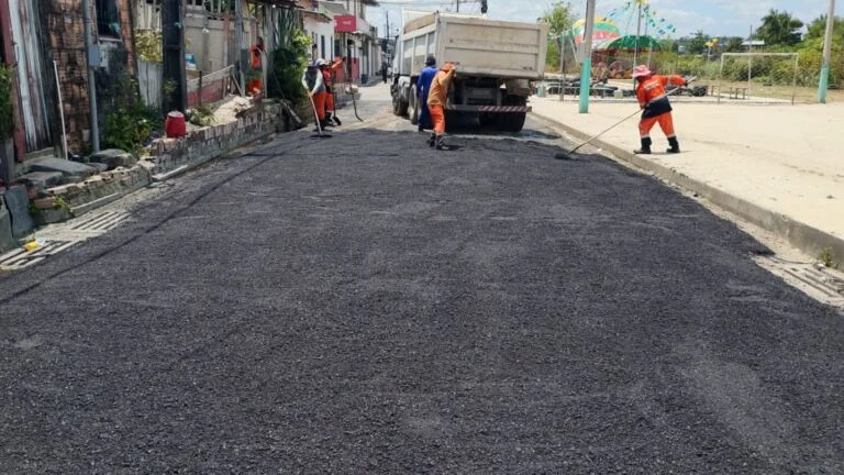Prefeitura de Manaus aplica 40 toneladas de asfalto e recupera rua no Jorge Teixeira
