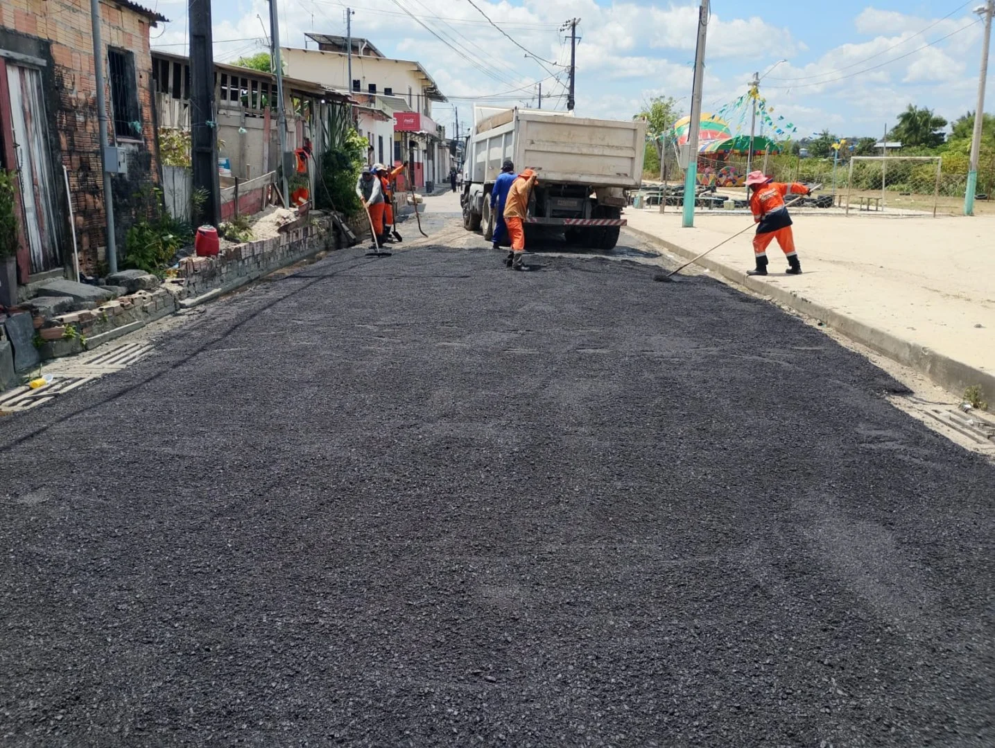 Prefeitura de Manaus aplica 40 toneladas de asfalto e recupera rua no Jorge Teixeira