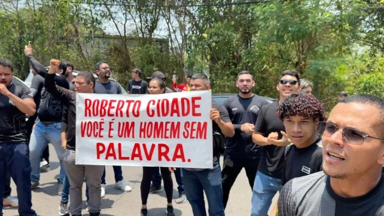 “Você é um homem sem palavras”: Aprovados da PM protestam em frente a emissora e cobram convocação de mil candidatos de Roberto Cidade - Portal Remador