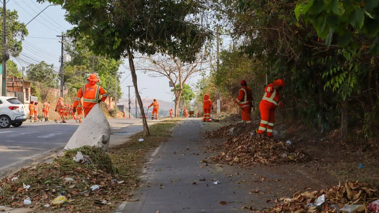 Mais de 400 trabalhadores da prefeitura intensificam ações de limpeza no bairro Santa Etelvina
