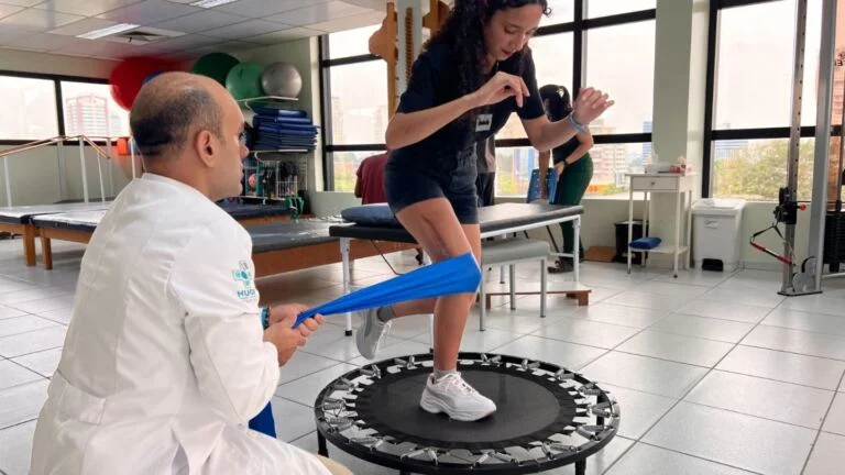 De volta às pistas: jovem completa 5 km após cirurgias e 20 meses de reabilitação de fratura sofrida na infância