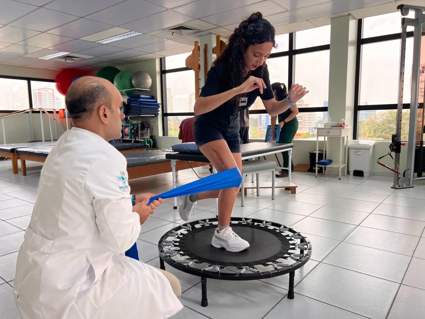 De volta às pistas: jovem completa 5 km após cirurgias e 20 meses de reabilitação de fratura sofrida na infância