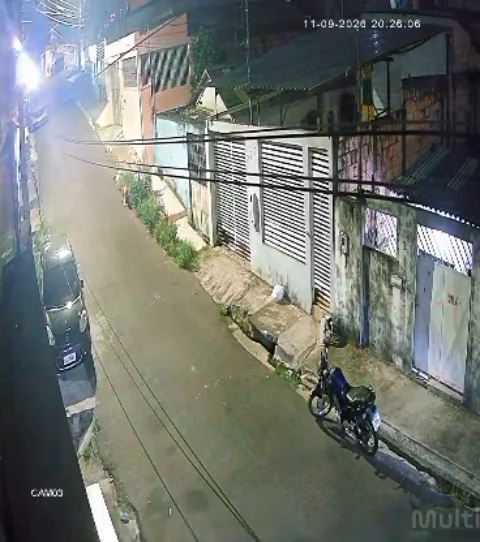 Cachorro morre após ser atingido por moto e motoqueiro fica ferido no bairro Alvorada