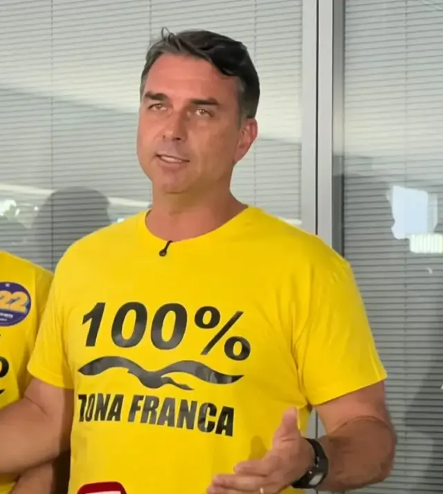 Flávio Bolsonarpo promete asfaltar BR-319 e critica burocracia em passagem pelo Amazonas