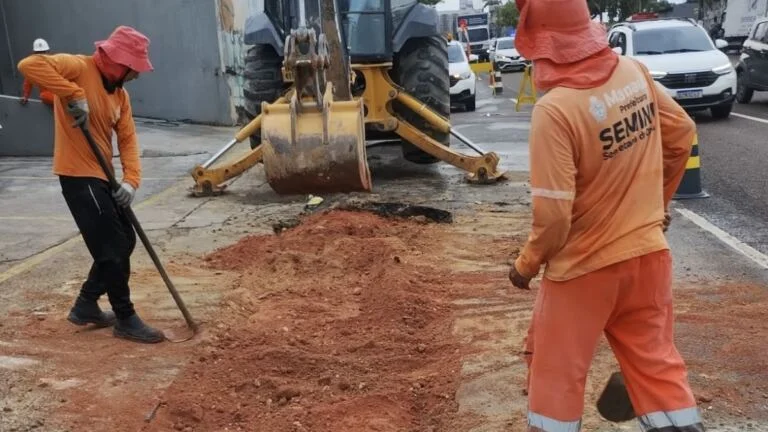 Prefeitura de Manaus executa obra emergencial de recuperação da drenagem na avenida Djalma Batista