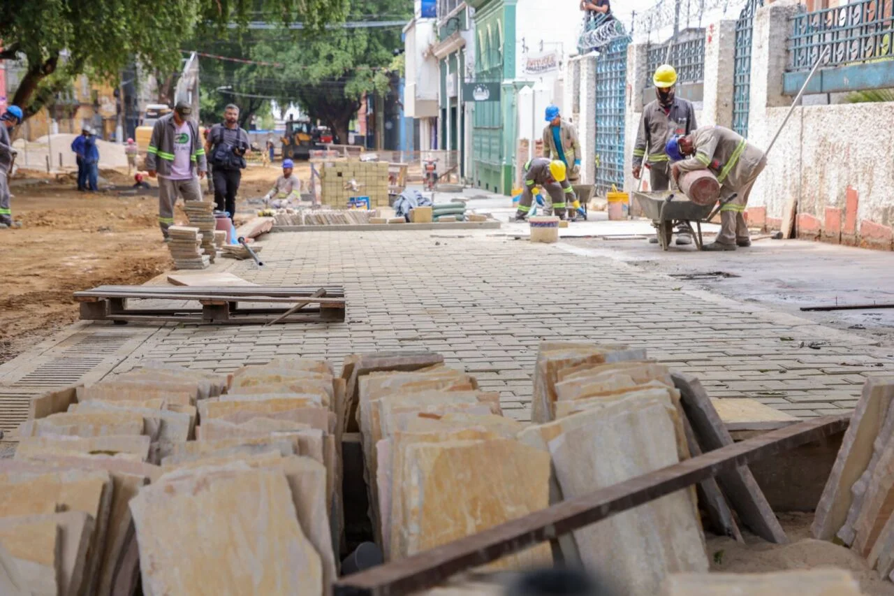 Prefeitura de Manaus avança com calçadas e infraestrutura urbana em obra de requalificação da rua Ferreira Pena
