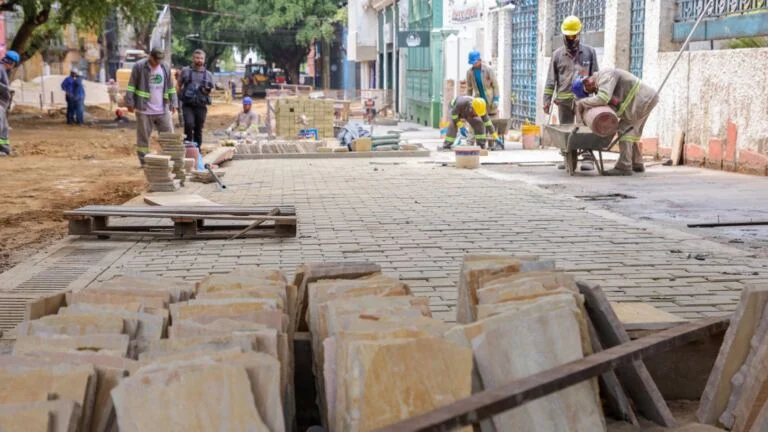 Prefeitura de Manaus avança com calçadas e infraestrutura urbana em obra de requalificação da rua Ferreira Pena