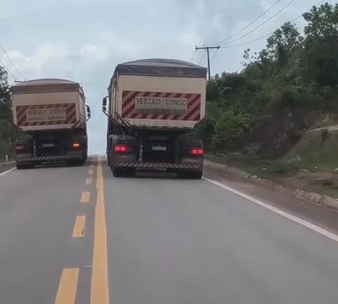 Vídeo flagra caminhão forçando ultrapassagem proibida em trecho crítico da BR-174