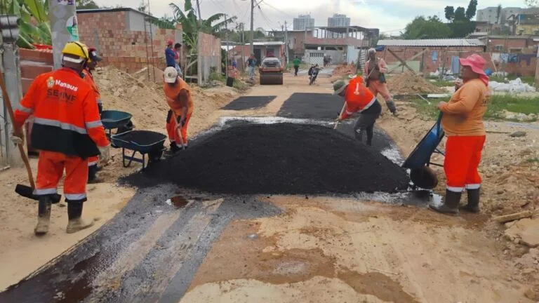 Prefeitura de Manaus recupera pavimento da travessa 33, no Lírio do Vale