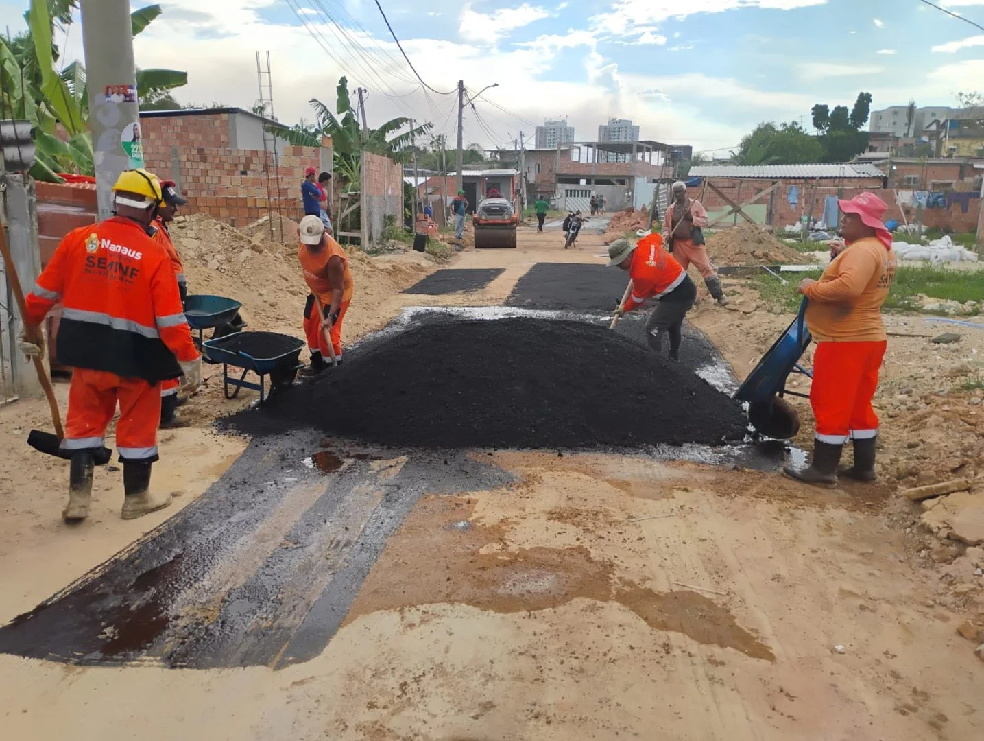 Prefeitura de Manaus recupera pavimento da travessa 33, no Lírio do Vale