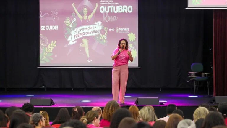 Prefeitura realiza ação do 'Outubro Rosa' com foco na prevenção do câncer de mama para servidoras da rede municipal de ensino