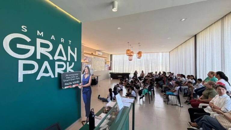 Crianças participam de ação ambiental com plantio de árvores no Smart Gran Park