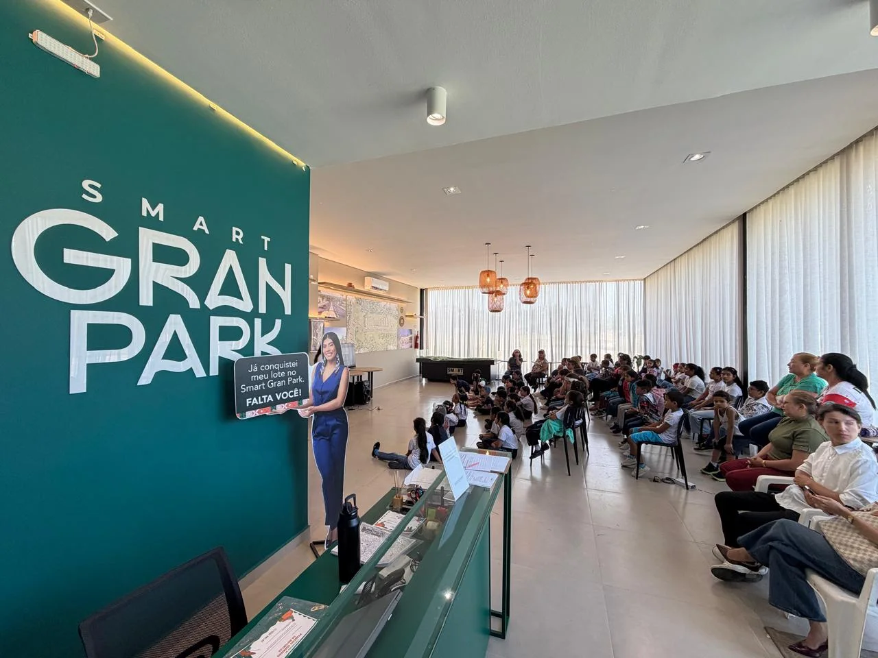 Crianças participam de ação ambiental com plantio de árvores no Smart Gran Park