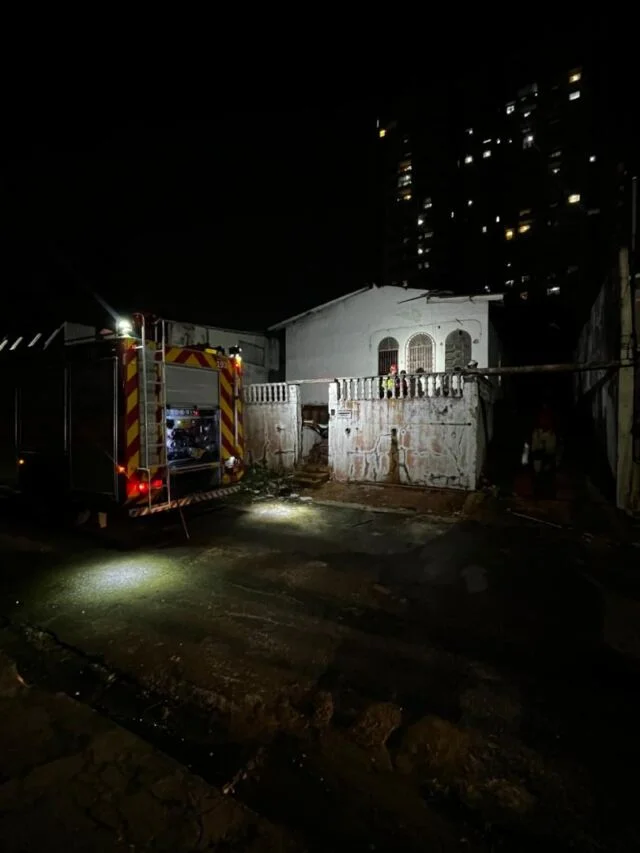 Incêndio destrói residência abandonada no bairro Aleixo