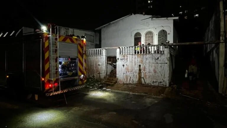 Incêndio destrói residência abandonada no bairro Aleixo