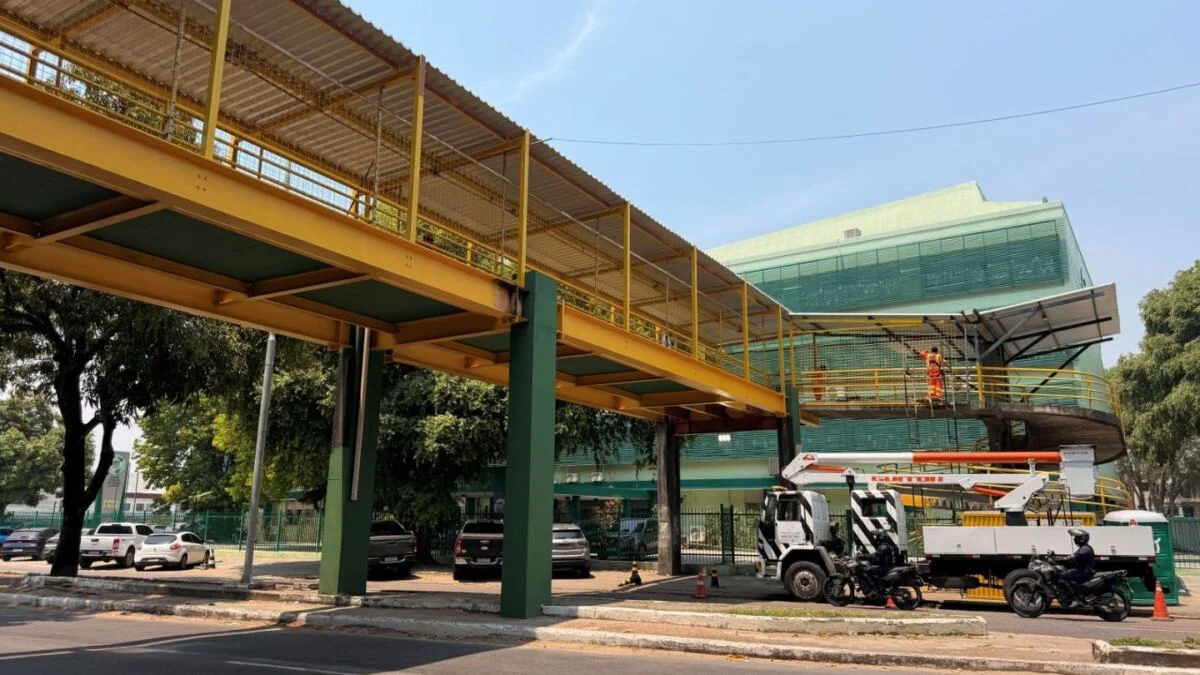 Prefeitura de Manaus reforça iluminação e revitaliza passarela na avenida Carvalho Leal