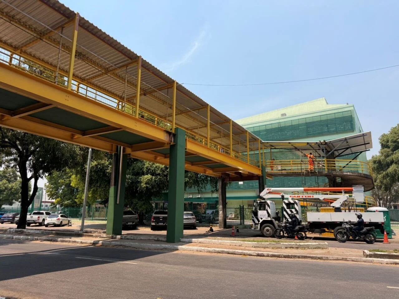 Prefeitura de Manaus reforça iluminação e revitaliza passarela na avenida Carvalho Leal