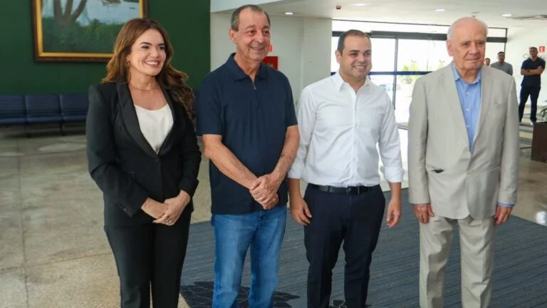 Omar Aziz coordena equipe e nega convites antecipados para secretariado