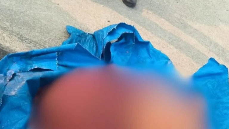 Corpo esquartejado é encontrado em lona azul com bilhete de facção no Jorge Teixeira
