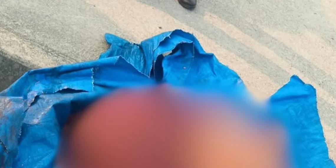 Corpo esquartejado é encontrado em lona azul com bilhete de facção no Jorge Teixeira