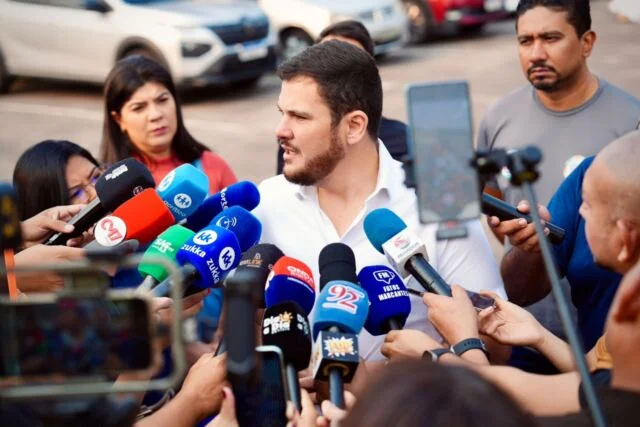 O prefeito de Manaus, Renato Junior, votou, na manhã deste domingo, 25/10, no segundo turno das Eleições 2026, na escola estadual Senador Petrônio Portella, no bairro Dom Pedro, na zona Centro-Oeste. Após votar, o chefe do Executivo municipal destacou a participação popular no processo democrático e reforçou o convite para que os eleitores compareçam às urnas. "Acabei de exercer a minha cidadania, como milhões de pessoas vão fazer hoje em todo o Brasil. Essa eleição define os rumos do nosso Estado e do nosso país, e é a população que decide. Por isso, eu peço que as pessoas saiam de casa e vão até a urna. Não deixe o vendedor escolher a roupa que você vai comprar. Não deixe outra pessoa escolher quem vai governar o seu Estado e o seu país", afirmou o prefeito. Para facilitar o deslocamento dos eleitores, o transporte coletivo convencional e o complementar circulam com tarifa zero das 4h às 18h deste domingo de votação. A operação conta com 1.145 veículos da frota convencional e 195 do transporte complementar. A gratuidade está prevista na Lei Municipal nº 3.708/2026, publicada no Diário Oficial do Município (DOM) de 25 de setembro. Não é preciso apresentar título de eleitor nem comprovante de votação para utilizar o serviço. Em Manaus, a votação ocorre das 7h às 16h, no horário local. "Desde as 4h, os ônibus estão em plena circulação, sem nenhuma ocorrência, e seguem gratuitos até as 18h em toda Manaus, assim como os ‘Amarelinhos’. Toda a logística foi feita para que cada cidadão e cada cidadã que deseja votar possa chegar até a urna", disse o prefeito Renato Junior. O prefeito também defendeu a união em torno dos desafios da cidade e reafirmou que a prefeitura vai manter o diálogo com os governos estadual e federal, independentemente do resultado. "As brigas precisam cessar. Todos nós, como brasileiros e amazonenses, devemos brigar contra os problemas do Brasil e do nosso Estado. Seja quem for o governador eleito, seja quem for o presidente eleito, como prefeito de Manaus eu vou dialogar. Manaus é a maior cidade da Amazônia, uma metrópole que acolhe gente de todo o interior, e a Amazônia é falada no mundo inteiro. Por isso, Manaus tem que ser ouvida e respeitada", destacou.
