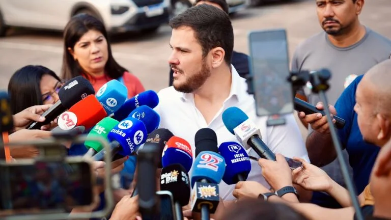 O prefeito de Manaus, Renato Junior, votou, na manhã deste domingo, 25/10, no segundo turno das Eleições 2026, na escola estadual Senador Petrônio Portella, no bairro Dom Pedro, na zona Centro-Oeste. Após votar, o chefe do Executivo municipal destacou a participação popular no processo democrático e reforçou o convite para que os eleitores compareçam às urnas. "Acabei de exercer a minha cidadania, como milhões de pessoas vão fazer hoje em todo o Brasil. Essa eleição define os rumos do nosso Estado e do nosso país, e é a população que decide. Por isso, eu peço que as pessoas saiam de casa e vão até a urna. Não deixe o vendedor escolher a roupa que você vai comprar. Não deixe outra pessoa escolher quem vai governar o seu Estado e o seu país", afirmou o prefeito. Para facilitar o deslocamento dos eleitores, o transporte coletivo convencional e o complementar circulam com tarifa zero das 4h às 18h deste domingo de votação. A operação conta com 1.145 veículos da frota convencional e 195 do transporte complementar. A gratuidade está prevista na Lei Municipal nº 3.708/2026, publicada no Diário Oficial do Município (DOM) de 25 de setembro. Não é preciso apresentar título de eleitor nem comprovante de votação para utilizar o serviço. Em Manaus, a votação ocorre das 7h às 16h, no horário local. "Desde as 4h, os ônibus estão em plena circulação, sem nenhuma ocorrência, e seguem gratuitos até as 18h em toda Manaus, assim como os ‘Amarelinhos’. Toda a logística foi feita para que cada cidadão e cada cidadã que deseja votar possa chegar até a urna", disse o prefeito Renato Junior. O prefeito também defendeu a união em torno dos desafios da cidade e reafirmou que a prefeitura vai manter o diálogo com os governos estadual e federal, independentemente do resultado. "As brigas precisam cessar. Todos nós, como brasileiros e amazonenses, devemos brigar contra os problemas do Brasil e do nosso Estado. Seja quem for o governador eleito, seja quem for o presidente eleito, como prefeito de Manaus eu vou dialogar. Manaus é a maior cidade da Amazônia, uma metrópole que acolhe gente de todo o interior, e a Amazônia é falada no mundo inteiro. Por isso, Manaus tem que ser ouvida e respeitada", destacou.
