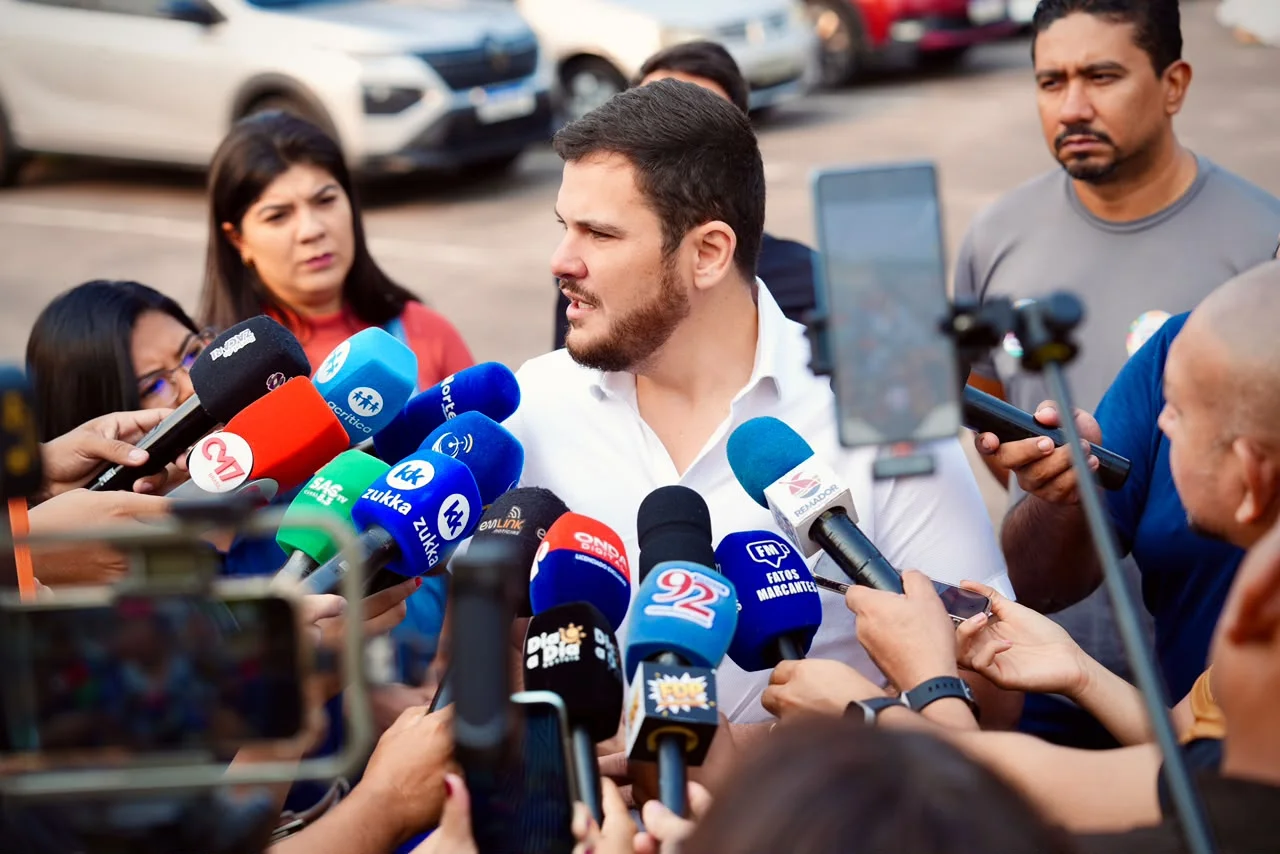 O prefeito de Manaus, Renato Junior, votou, na manhã deste domingo, 25/10, no segundo turno das Eleições 2026, na escola estadual Senador Petrônio Portella, no bairro Dom Pedro, na zona Centro-Oeste. Após votar, o chefe do Executivo municipal destacou a participação popular no processo democrático e reforçou o convite para que os eleitores compareçam às urnas. "Acabei de exercer a minha cidadania, como milhões de pessoas vão fazer hoje em todo o Brasil. Essa eleição define os rumos do nosso Estado e do nosso país, e é a população que decide. Por isso, eu peço que as pessoas saiam de casa e vão até a urna. Não deixe o vendedor escolher a roupa que você vai comprar. Não deixe outra pessoa escolher quem vai governar o seu Estado e o seu país", afirmou o prefeito. Para facilitar o deslocamento dos eleitores, o transporte coletivo convencional e o complementar circulam com tarifa zero das 4h às 18h deste domingo de votação. A operação conta com 1.145 veículos da frota convencional e 195 do transporte complementar. A gratuidade está prevista na Lei Municipal nº 3.708/2026, publicada no Diário Oficial do Município (DOM) de 25 de setembro. Não é preciso apresentar título de eleitor nem comprovante de votação para utilizar o serviço. Em Manaus, a votação ocorre das 7h às 16h, no horário local. "Desde as 4h, os ônibus estão em plena circulação, sem nenhuma ocorrência, e seguem gratuitos até as 18h em toda Manaus, assim como os ‘Amarelinhos’. Toda a logística foi feita para que cada cidadão e cada cidadã que deseja votar possa chegar até a urna", disse o prefeito Renato Junior. O prefeito também defendeu a união em torno dos desafios da cidade e reafirmou que a prefeitura vai manter o diálogo com os governos estadual e federal, independentemente do resultado. "As brigas precisam cessar. Todos nós, como brasileiros e amazonenses, devemos brigar contra os problemas do Brasil e do nosso Estado. Seja quem for o governador eleito, seja quem for o presidente eleito, como prefeito de Manaus eu vou dialogar. Manaus é a maior cidade da Amazônia, uma metrópole que acolhe gente de todo o interior, e a Amazônia é falada no mundo inteiro. Por isso, Manaus tem que ser ouvida e respeitada", destacou.