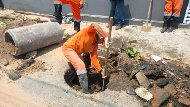  Prefeitura de Manaus recupera drenagem profunda e atua em cratera no bairro Alvorada