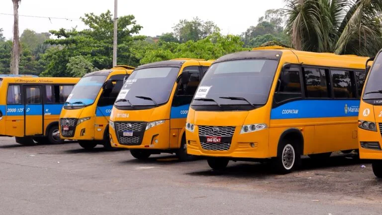 Técnicos de transporte da Prefeitura de Manaus acompanham operação da linha C-902 no Santa Etelvina