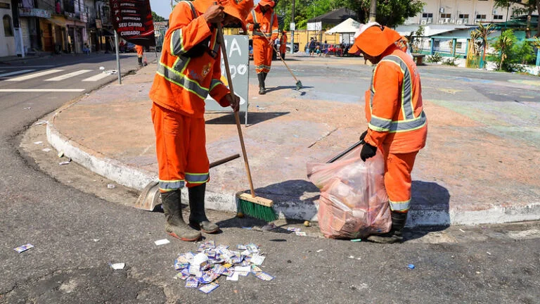 Prefeitura de Manaus intensifica limpeza nas ruas e colégios eleitorais após o primeiro turno das eleições
