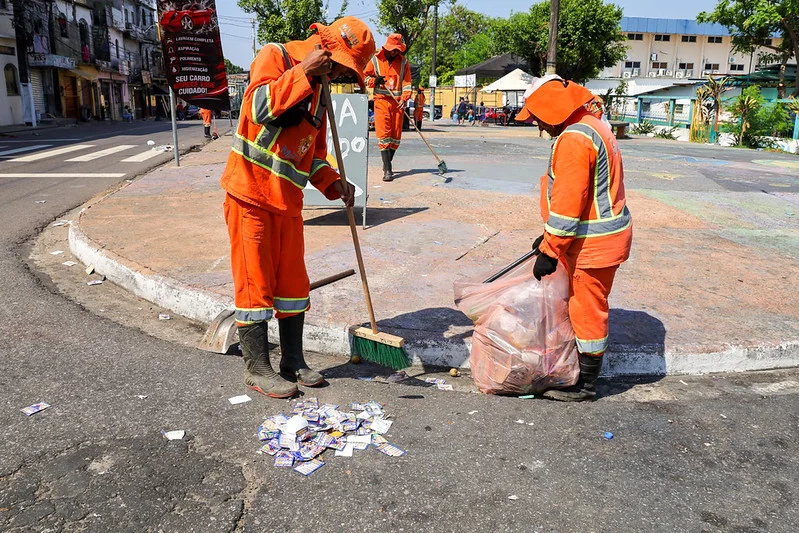 Prefeitura de Manaus intensifica limpeza nas ruas e colégios eleitorais após o primeiro turno das eleições