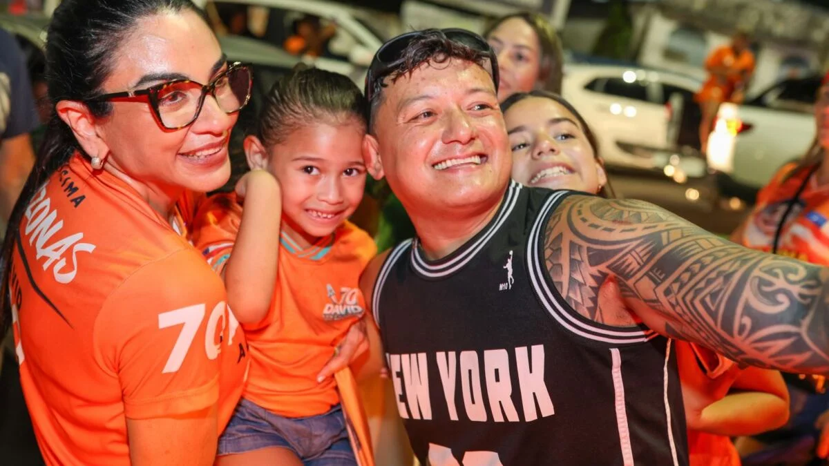 Carreata do 70 toma ruas de Manaus na véspera da eleição e acompanha crescimento de David em pesquisa