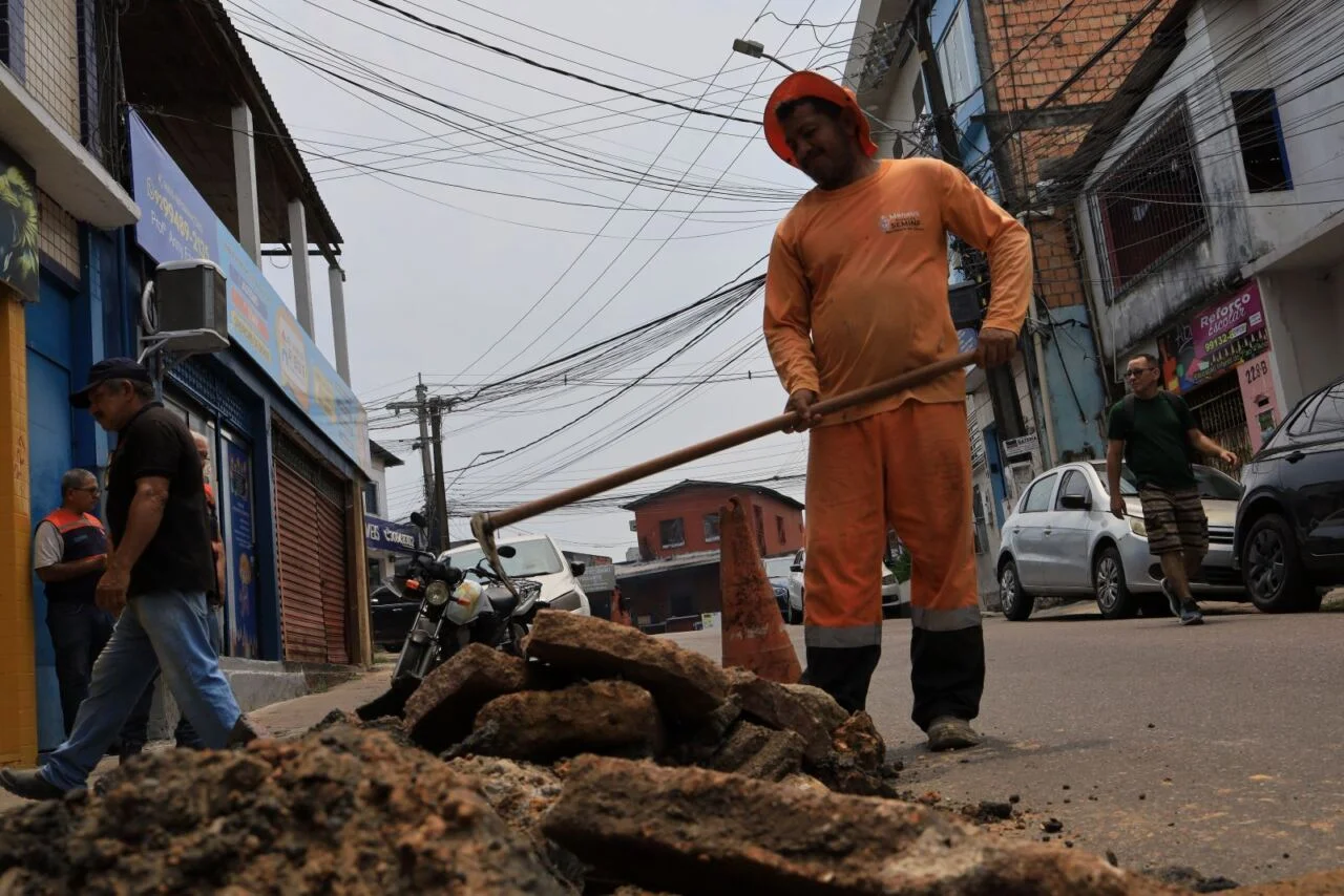 Prefeitura de Manaus intensifica ações de infraestrutura com recuperação emergencial de rede de drenagem no bairro Compensa 