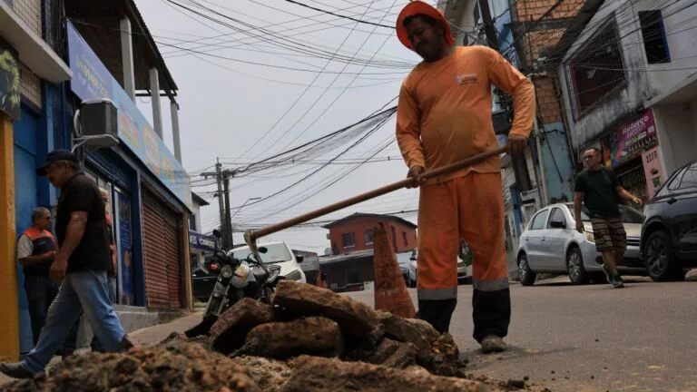 Prefeitura de Manaus intensifica ações de infraestrutura com recuperação emergencial de rede de drenagem no bairro Compensa 