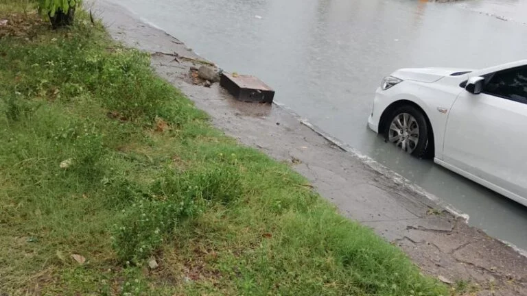 Temporal alaga avenidas e Defesa Civil emite alerta severo em Manaus