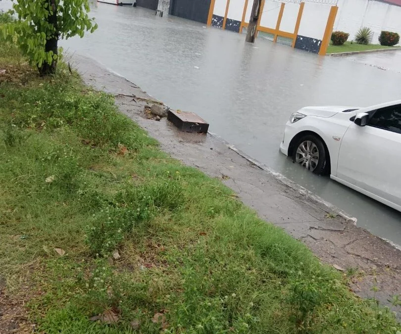 Temporal alaga avenidas e Defesa Civil emite alerta severo em Manaus