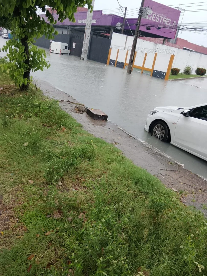Temporal alaga avenidas e Defesa Civil emite alerta severo em Manaus